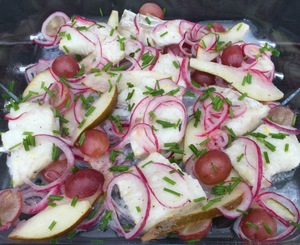 Torsk med løg, pære og vindruer