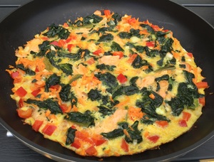 Spinatomelet med varmrøget laks