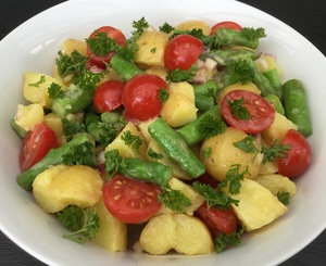 Kartoffelsalat med asparges og tomat