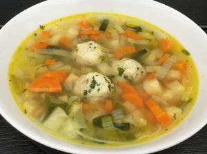 Grøntsagssuppe med kyllingekødboller