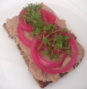 Leverpostejmad med syltede rødløg