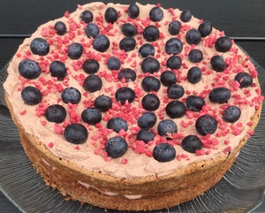 Lagkage med kakaoskum og blåbær