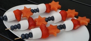 Frugtspyd med marshmallows