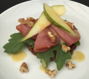 Røget mørbrad med pære og valnødder 