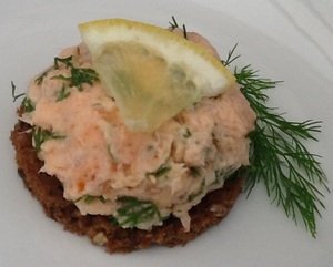 Laksemousse på ristet rugbrød