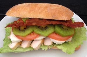 Kyllingesandwich med bacon og kiwi