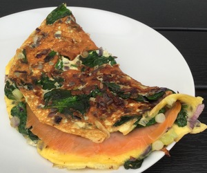 Omelet med spinat og røget laks