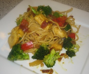 Kylling i karrynudler