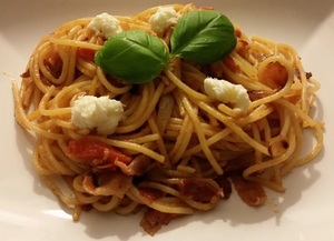 Spaghetti med løg og bacon