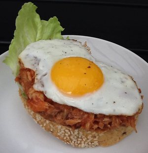 Makrel i tomat med spejlæg