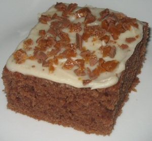 Chokoladekage med glasur og Daim