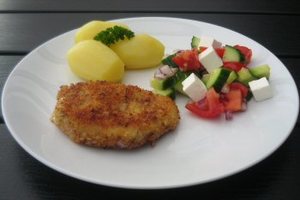 Timianstegte koteletter - her med kartofler og chopska-salat