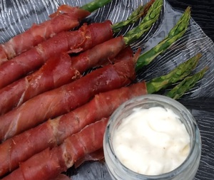 Grønne asparges med serranoskinke