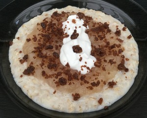 Havregrød med æblemos og rugbrødsrasp