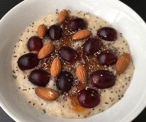 Havregrød med mirabelle og vindruer