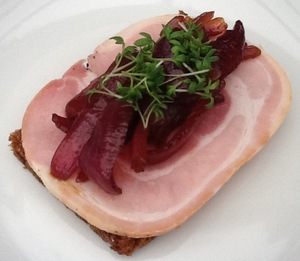 Rullepølse med bagte rødløg