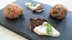 Røget laksetatar med rygeostcreme