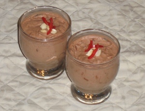 Moussen serveret i små glas. Her pyntet med hakket Cashewnødder og chiliflager