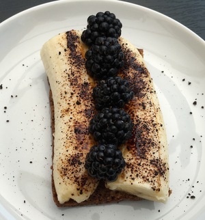 Bananmad med brombær og lakrids