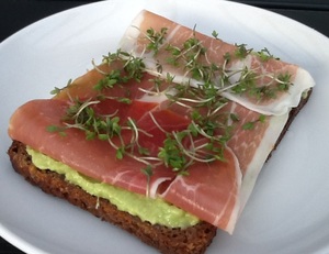 Rugbrød med avocado og skinke