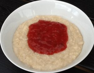 Havregrød med jordbær-rabarberkompot