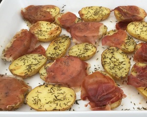 Timiankartofler med serranoskinke