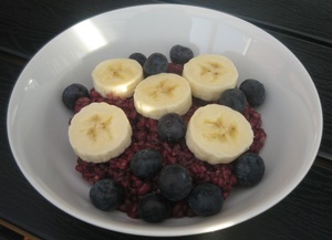 Hyldebærgrød med banan og blåbær