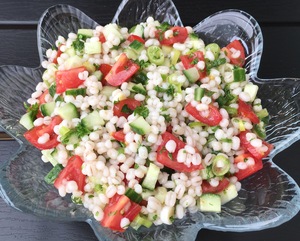 Perlebygsalat med agurk, tomat og forårsløg
