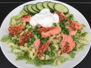 Varmrøget laks med pasta og ærter