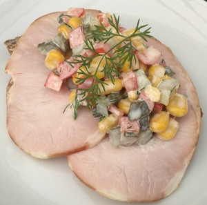 Hamburgerryg med israelsk majssalat