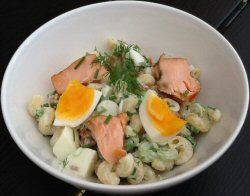 Pastasalat med æg og varmrøget laks