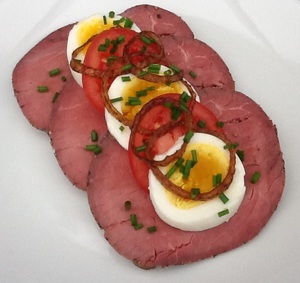 Roastbeef med æg og tomat