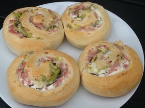 Pizzasnegle med skinke og porre