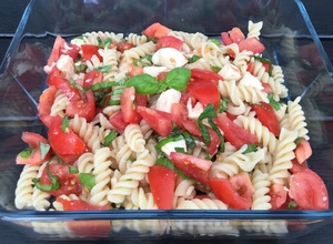 Pastasalat med tomat og basilikum