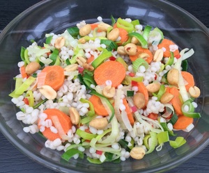 Perlebygsalat med porre og gulerod