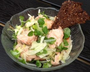 Varmrøget laks med fennikelsalat