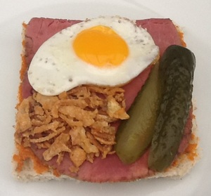 Roastbeef med vagtelspejlæg