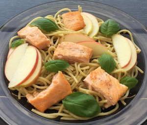 Laks med pasta, pesto og æble