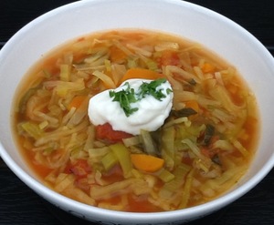 Grøntsagssuppe med creme fraiche