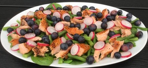 Salat med varmrøget laks og blåbær