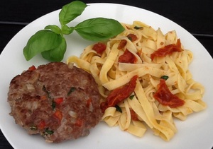 Basilikumbøf med pasta i urtebouillon