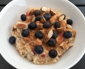 Æble-havregrød med blåbær