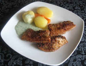 Stegt flæsk med kogte kartofler og gulerødder samt persillesovs