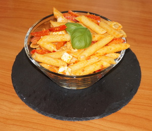 Pastasalat med peberfrugtpesto