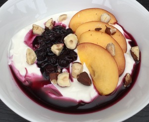 Græsk yoghurt med blåbærkompot og nektarin