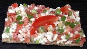 Hytteost med forårsløg og tomat
