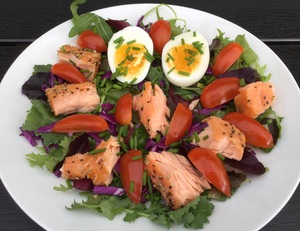 Varmrøget laksesalat