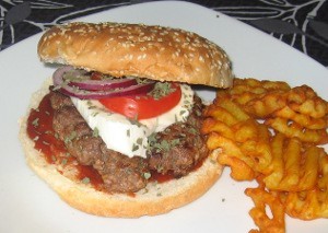 Burgeren serveret med pommes frites