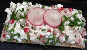 Hytteost med radiser og purløg