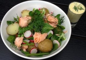Kartoffelsalat med varmrøget laks